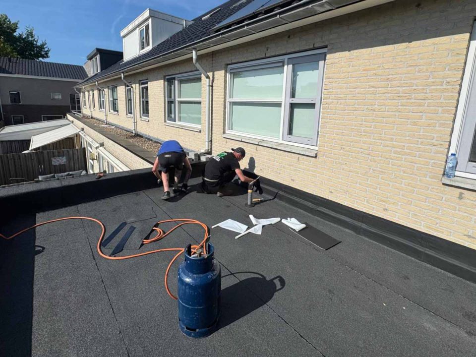 Hero Bitumen dakbedekking laten renoveren door deskundig dakdekker