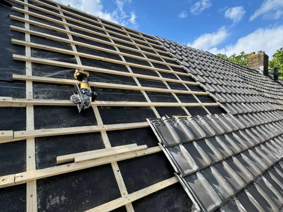 Hero Dakisolatie laten plaatsen op hellend dak door deskundig dakdekker
